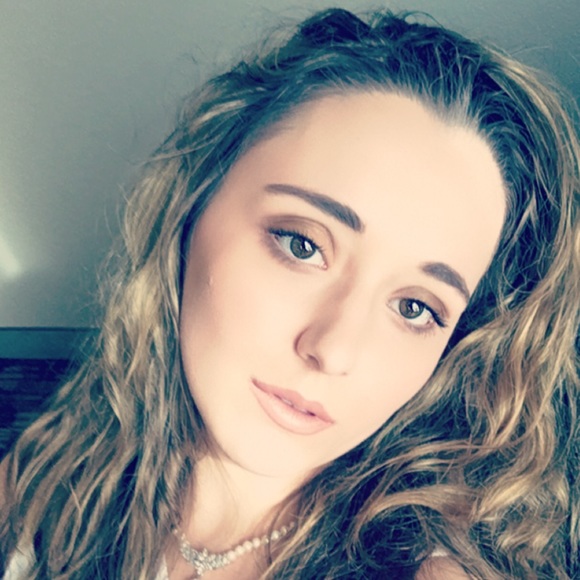 Meet your Posher, Danielle - Picture 1 of 7